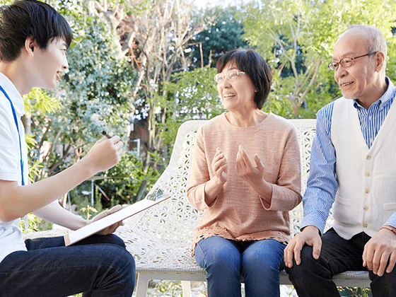 画像:スタッフと相談するシニア夫婦