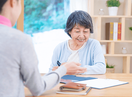 画像:スタッフと相談する女性