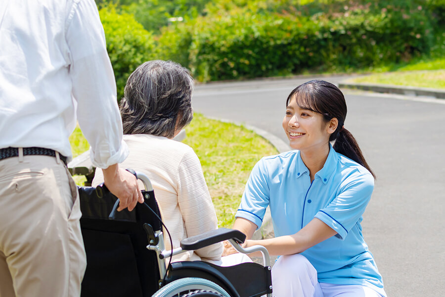 画像:車椅子の女性とスタッフ